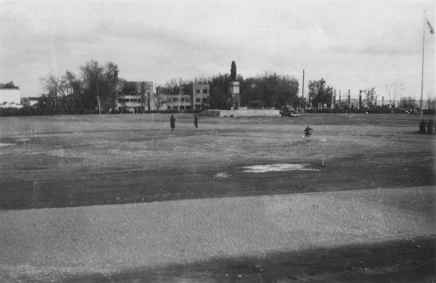 Начало 1940-х годов. Городская площадь