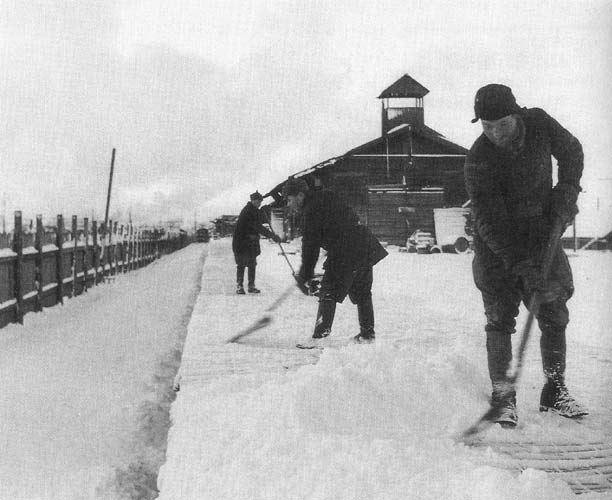 27. lokakuuta 1941. Rautatieasema. Sotavangit