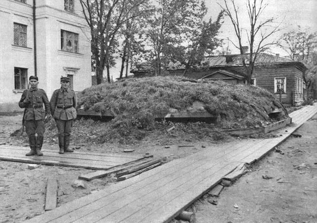Октябрь 1941 года. Пулеметное гнездо на городской улице