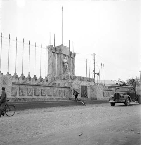 Октябрь 1941 года. Городская площадь