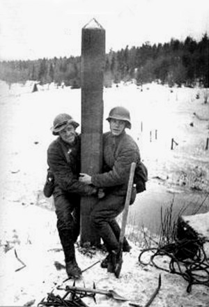 30. marraskuuta 1939. Neuvostoliiton sotilaat tuhoavat suomen rajapylvään Rajajoen rannalla