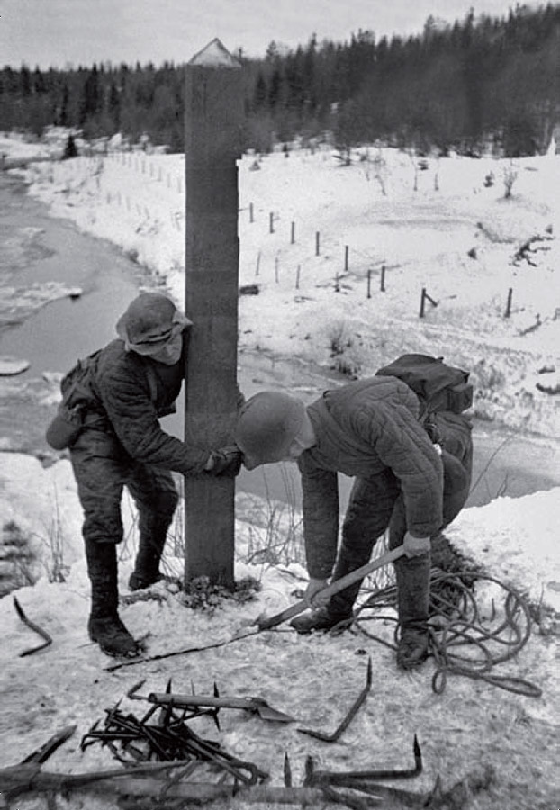30. marraskuuta 1939. Neuvostoliiton sotilaat tuhoavat suomen rajapylvään Rajajoen rannalla
