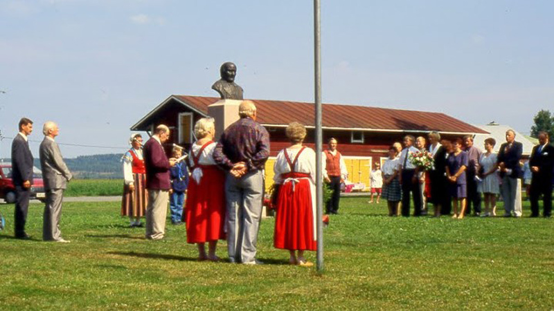 30 июля 1994 года. Церемония открытия нового памятника Нильсу Людвигу Арппе