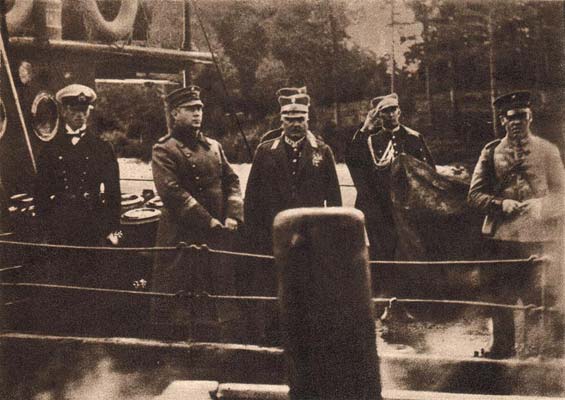 1920-luvun. Tykkivene Aunus. Puolan armeijan komentaja kenraali Julius Rommel ja Suomen sotaväen päällikkö kenraalimajuri Aarne Sihvo