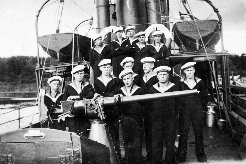 1930-е годы. Экипаж канонерской лодки Аунус