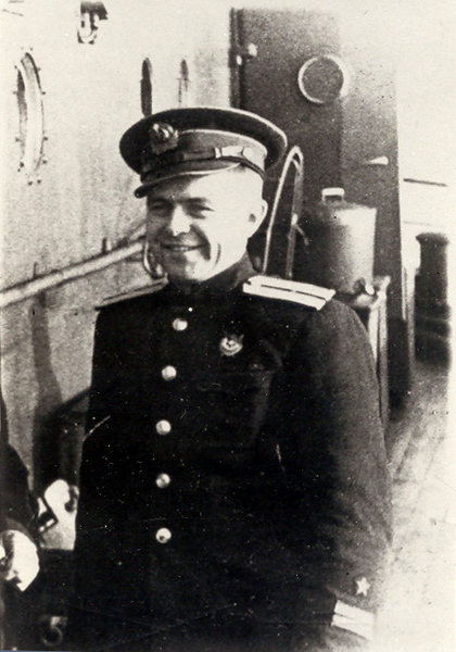 1940-luvun alussa. "TTSH-100" -miinanraivaajan komentaja yliluutnantti Petr Kargin