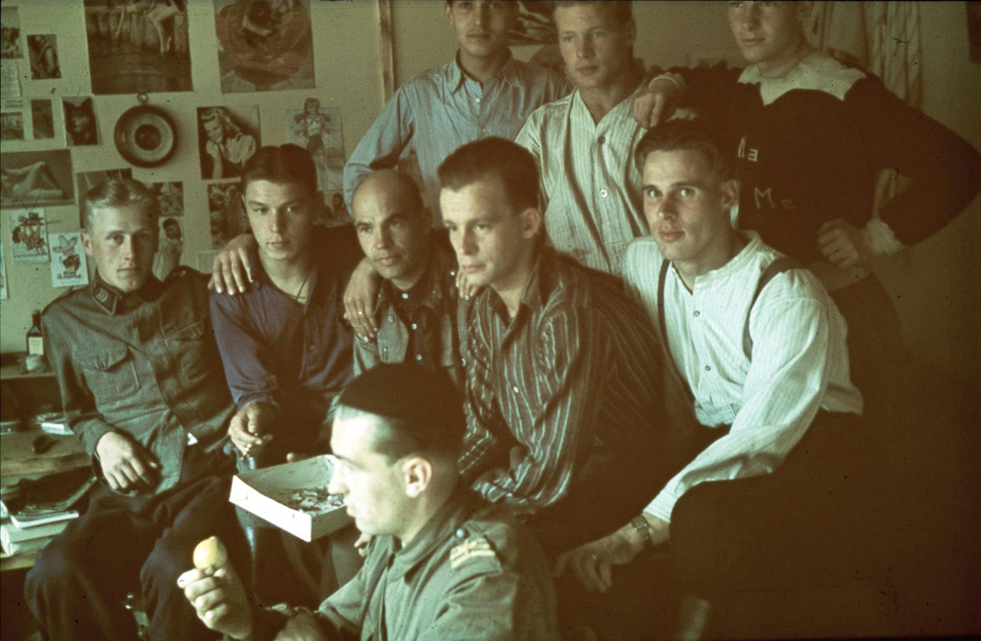 1942. Pilots of 2nd Flight of 24th Squadron: Osmo Lehtinen in front, in the middle row Paavo Koskela, Eero Kinnunen, Yrjö Turkka, commander of the Squadron Lauri Pekuri and Väinö Pokela, in the back Jorma Saarinen, Uolevi Alvesalo and Eero Somervalli