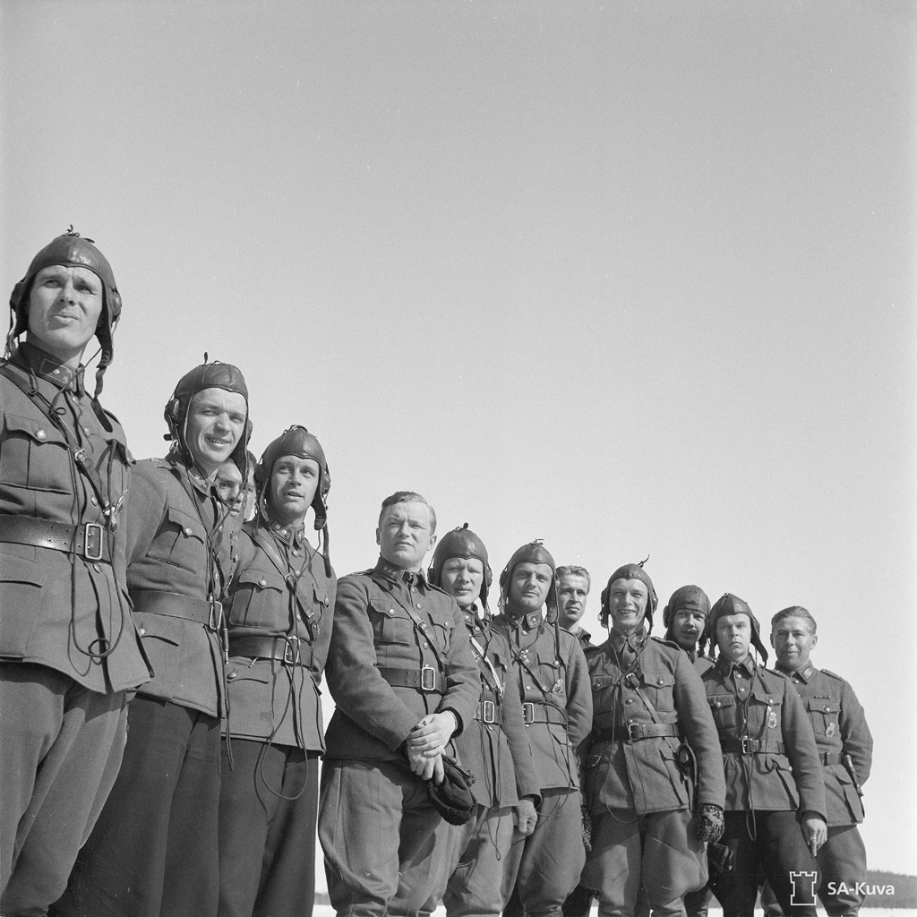 10 апреля 1942 года. Слева направо: Väinö Pokela, Lauri Nissinen, Urho Lehto, Lauri Pekuri, Leo Ahola, Uolevi Alvesalo, Martti Salovaara, Jouko Lilja, Eero Kinnunen, Aarne Korhonen, Martti Lehtovaara и Armas Lehtiö