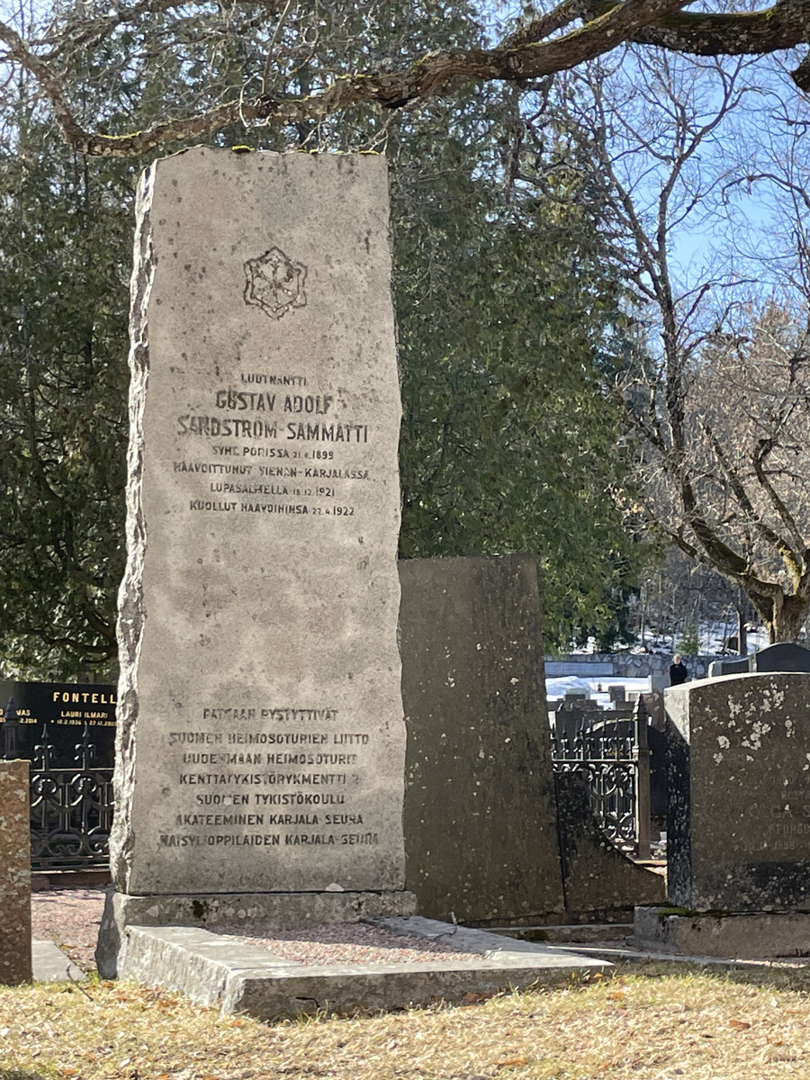 7. huhtikuuta 2023. Espoo. Gustaf Adolf Sandströmin hautakivi