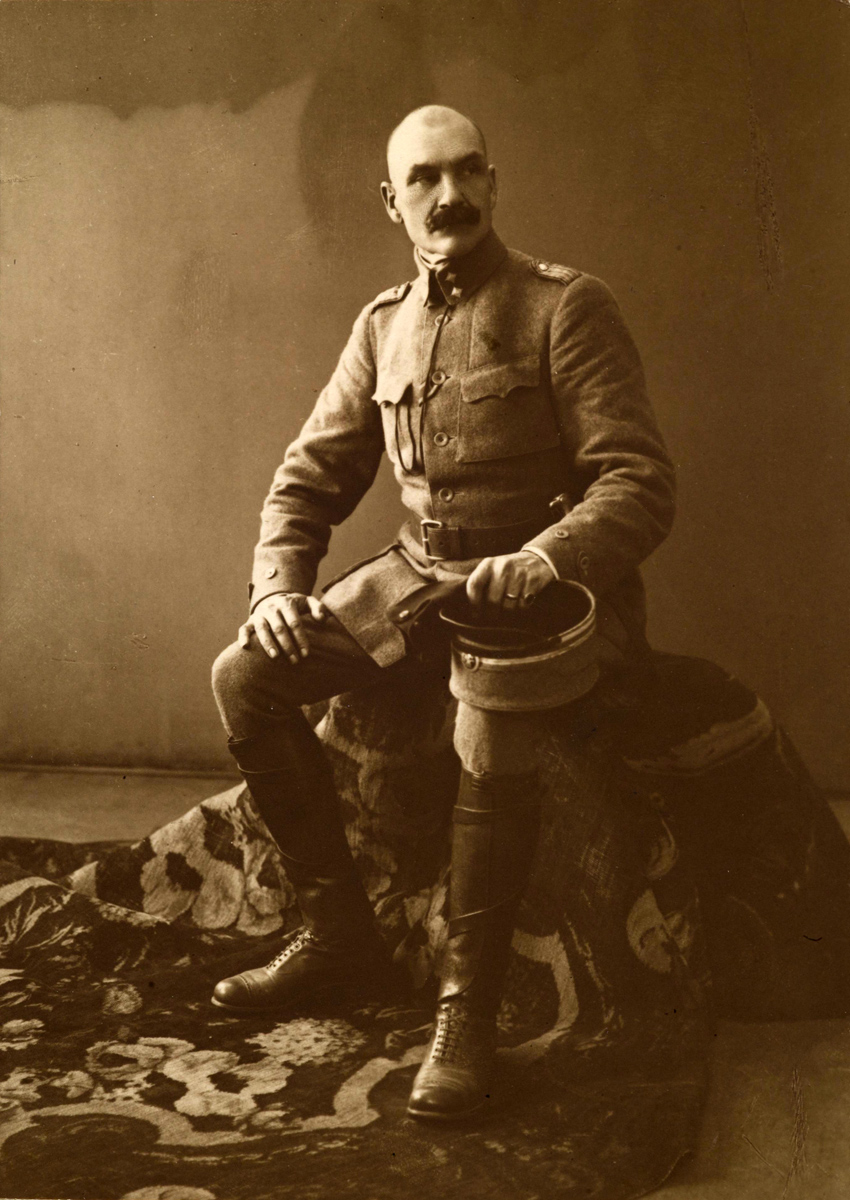 1919. Luutnantti Akseli Gallen-Kallela, Suomen valtionhoitaja Carl Gustaf Mannerheimin adjutantti
