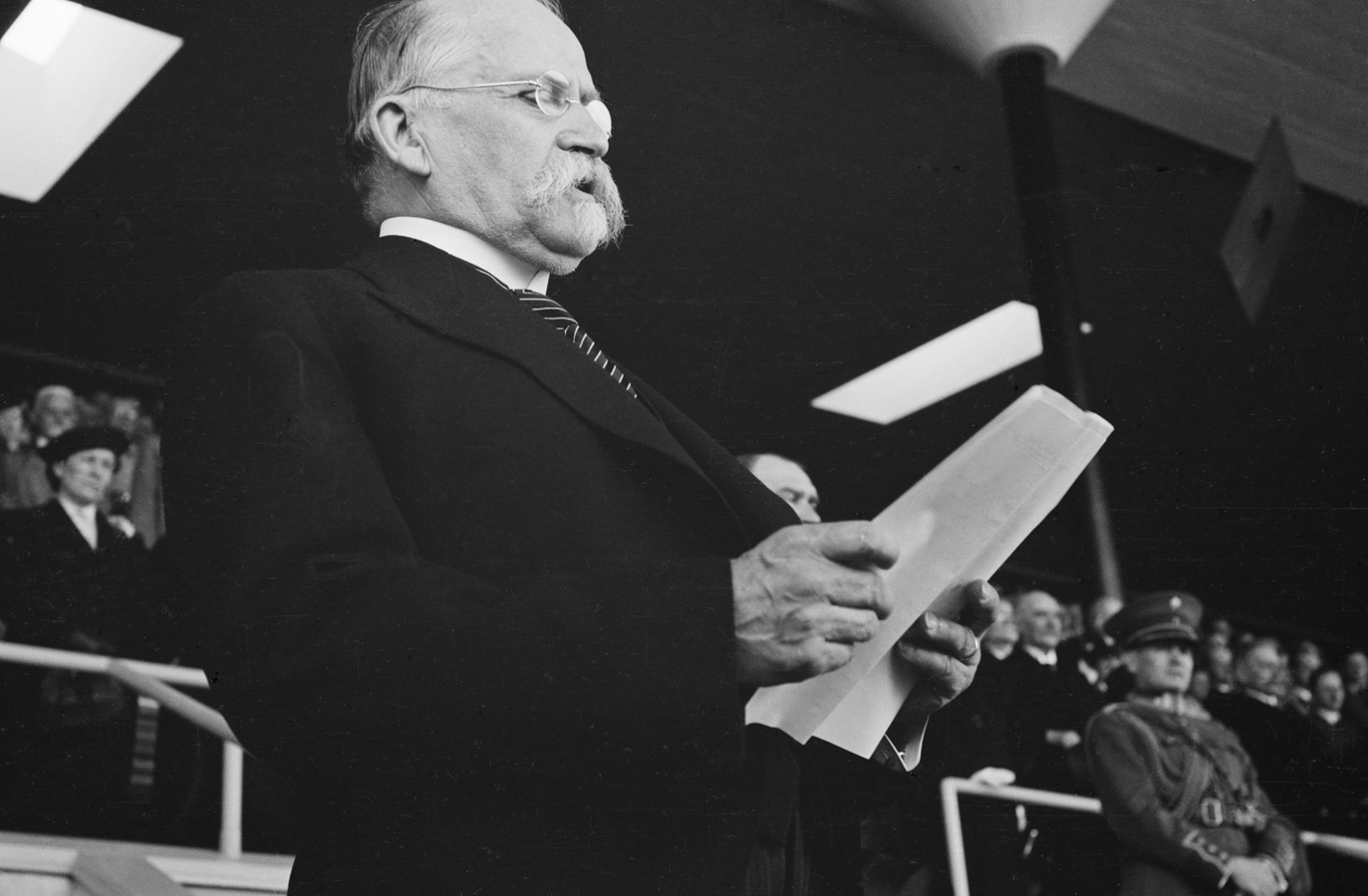12 июня 1938 года. Президент республики Кюёсти Каллио выступает на церемонии открытия стадиона