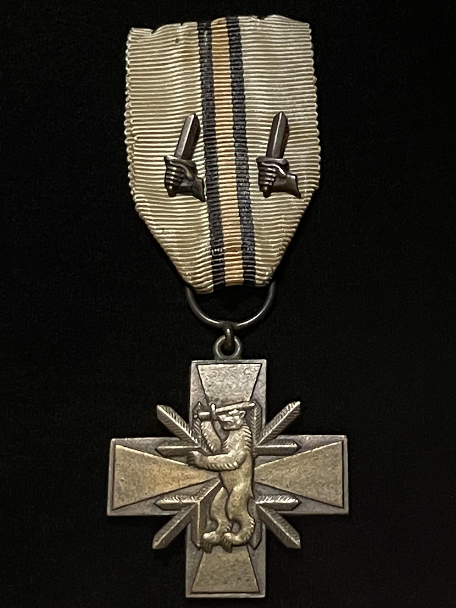 8 февраля 2023 года. Памятный крест Соплеменных войн с двумя мечами, которым был удостоен Ааро Паяри