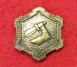 Badge depicting the emblem of the Academic Karelian Society