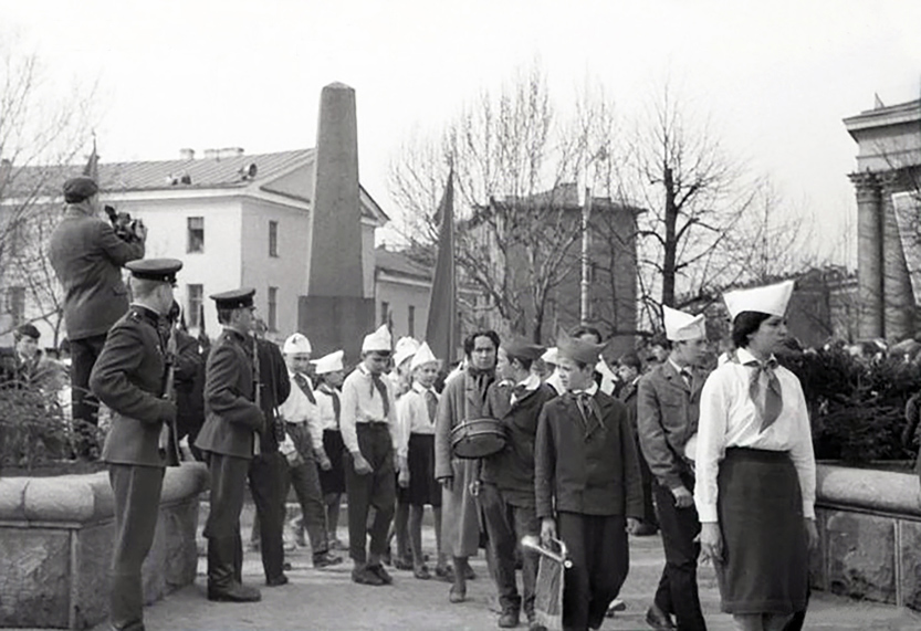 9 мая 1965 года. Братская могила коммунистов