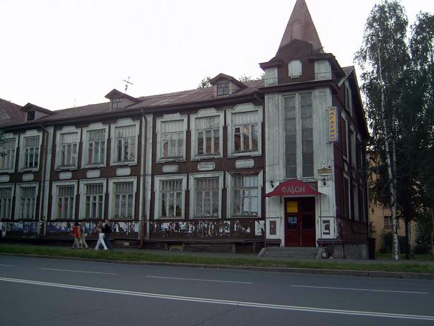 2. elokuuta 2004. Petroskoi. Kareldrev -trustin rakennus
