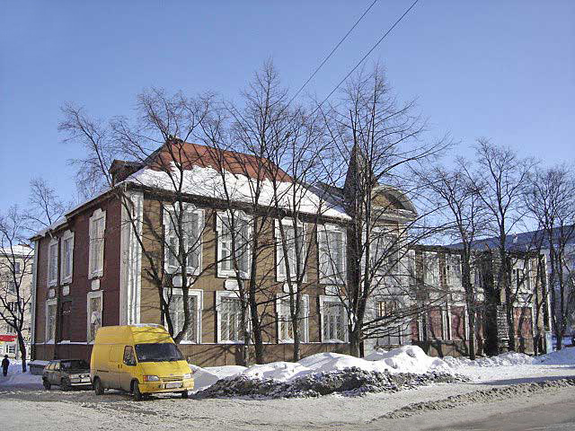 Helmikuu 2006. Petroskoi. Kareldrev -trustin rakennus
