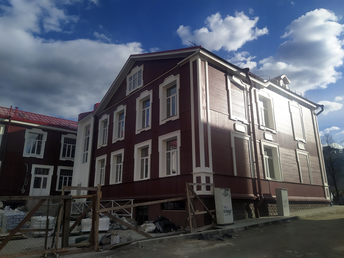 8. toukokuuta 2022. Petroskoi. Kareldrev -trustin rakennus