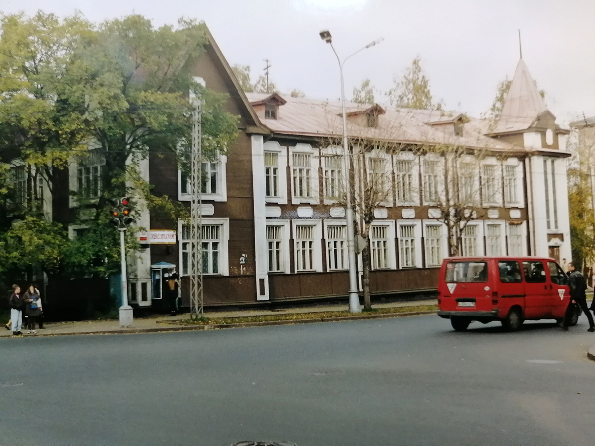 1990-luvun. Petroskoi. Kareldrev -trustin rakennus