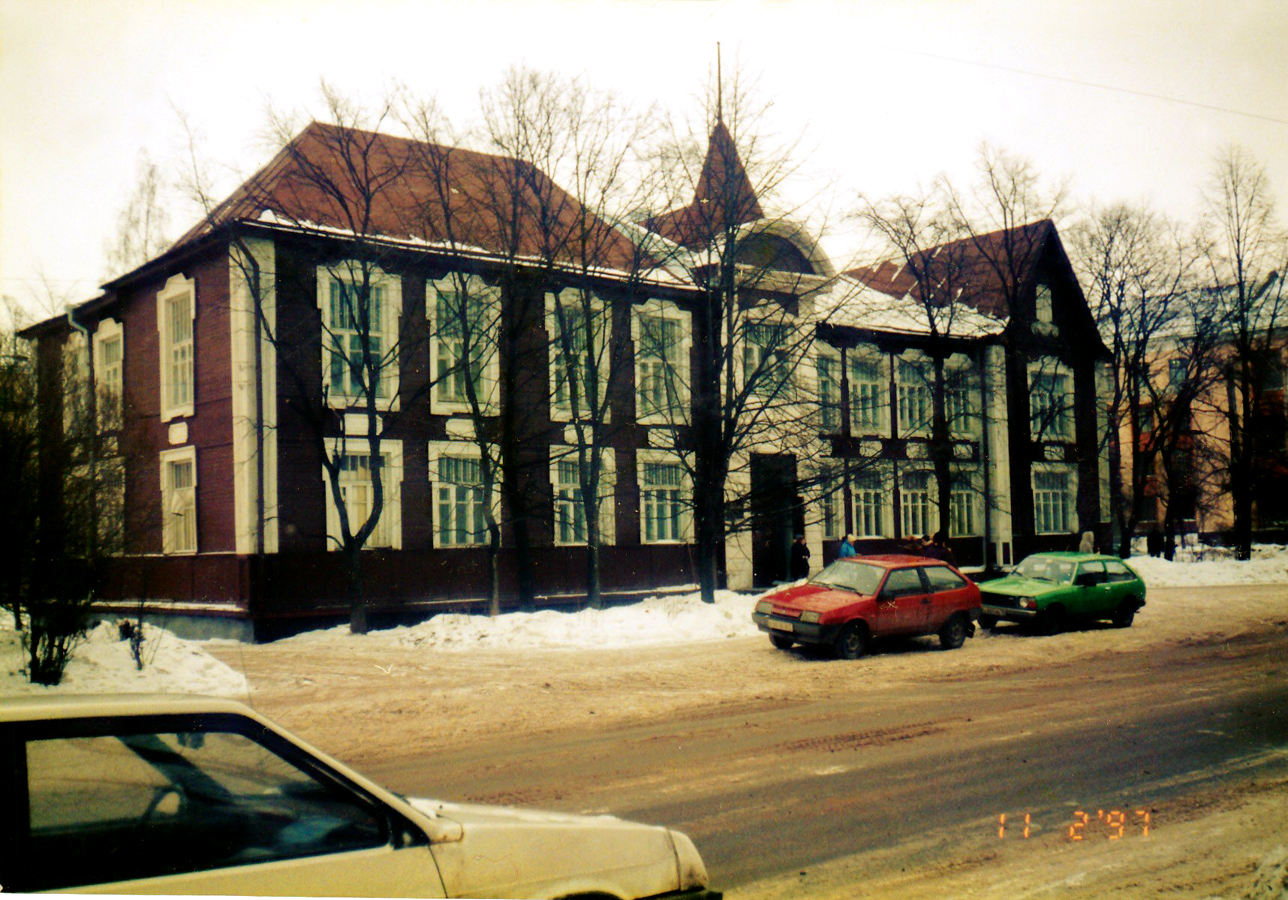 11. helmikuuta 1997. Petroskoi. Kareldrev -trustin rakennus