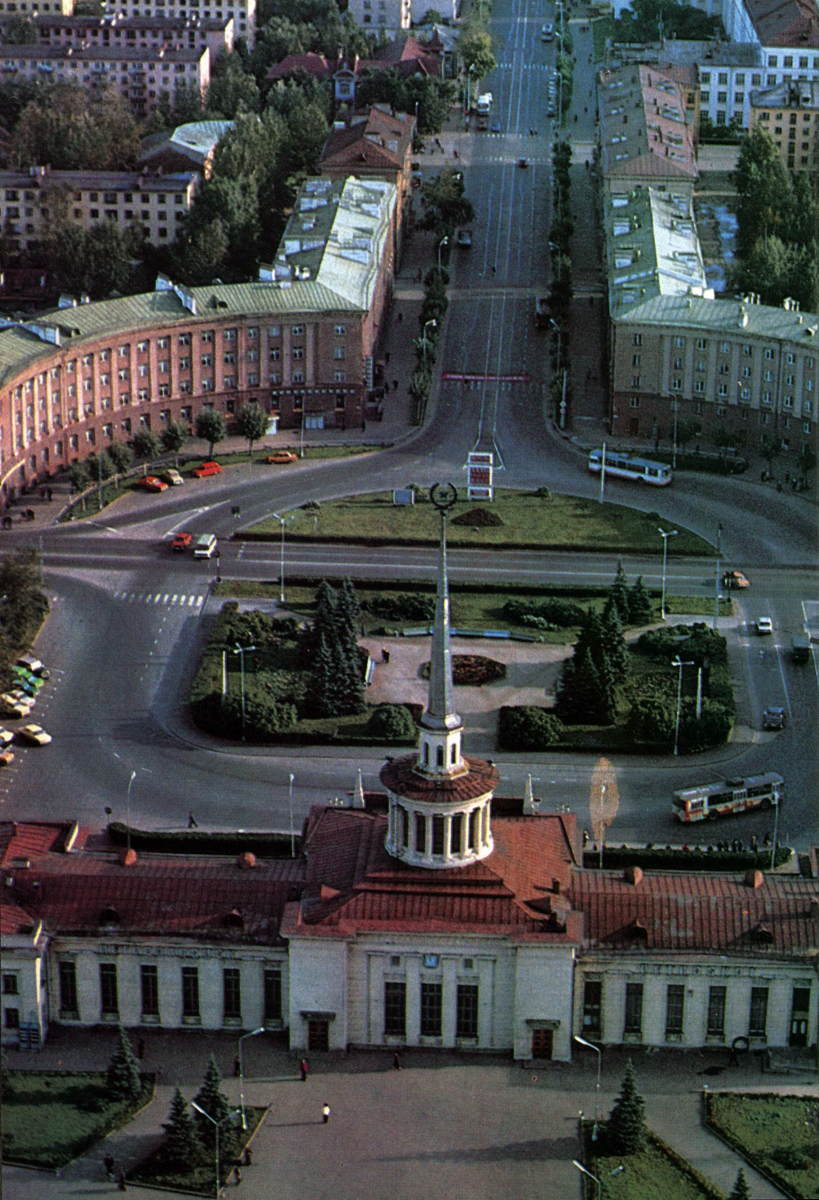 1980-luvun lopulla. Petroskoi. Kareldrev -trustin rakennus