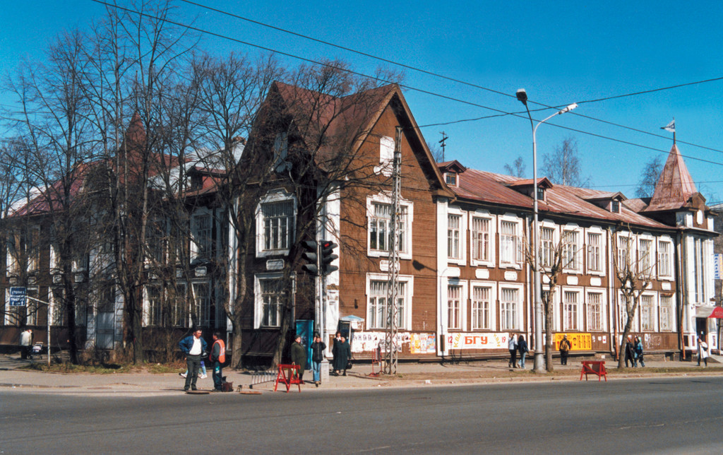 Конец 1990-х годов. Петрозаводск. Здание треста «Карелдрев»
