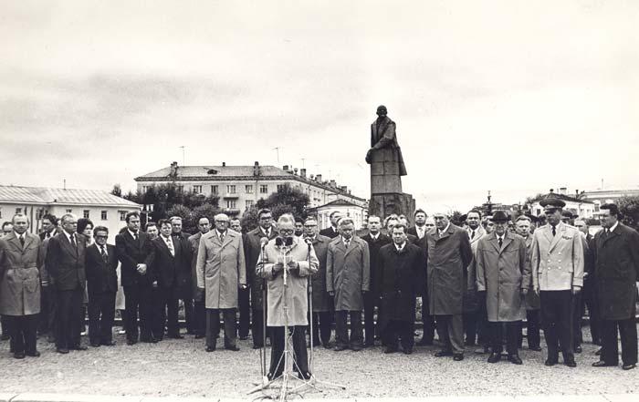 5. elokuuta 1978. Juhlan toimintaa Leninin aukiolla. Kaupunginneuvoston toimeenpanevan komitean puheenjohtaja Pavel Sepsjakov puhee