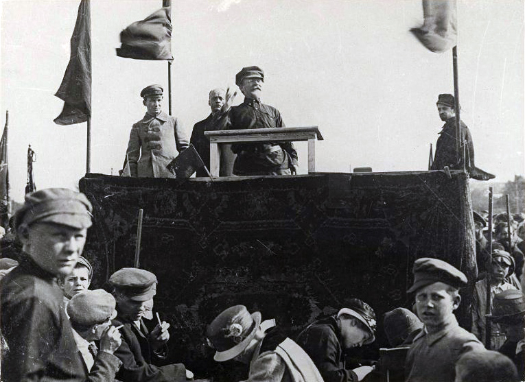 9. heinäkuuta 1924. SNTL:n toimeenpanevan keskuskomitean puheenjohtaja Mihail Kalinin pitää puheen