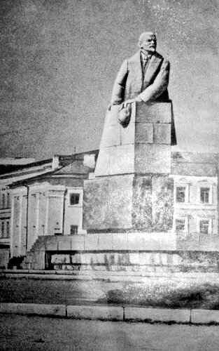 1950-luvun alussa. Petroskoi. V.I.Leninin patsas 25. lokakuun aukiolla