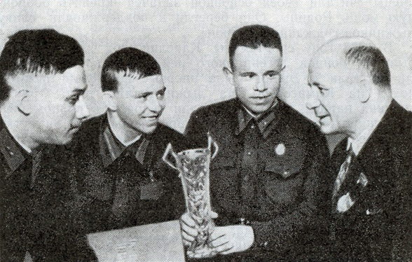 1940. Toveri Antikainen ja Petroskoi-Kontopohja hiihtoretken osallistujaa