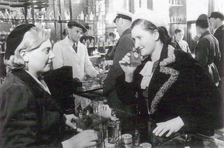 1940 год. Выборг. В парфюмерном магазине