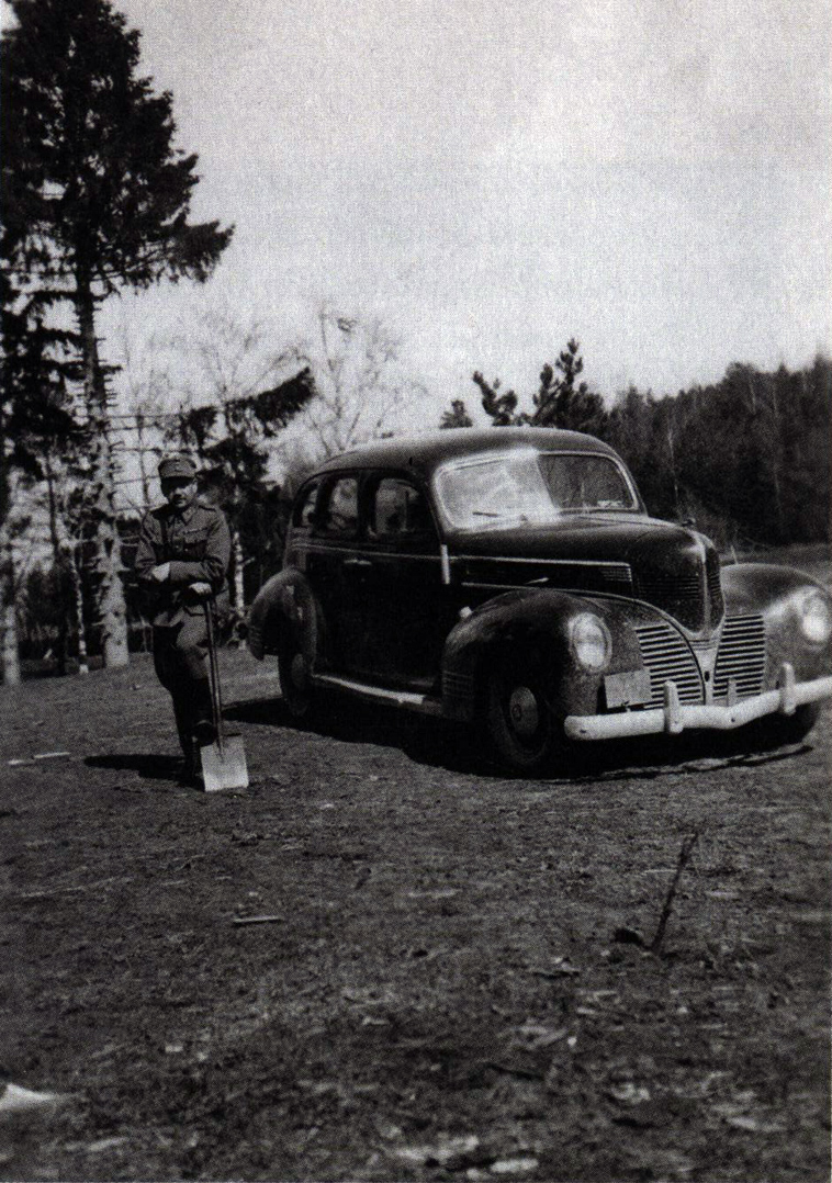 1941. Juho Paarmo, military civil servant of Vehniäinen long-range reconnaissance patrol, in searching for the body of his cousin Junior Sergeant Juho Honkanen