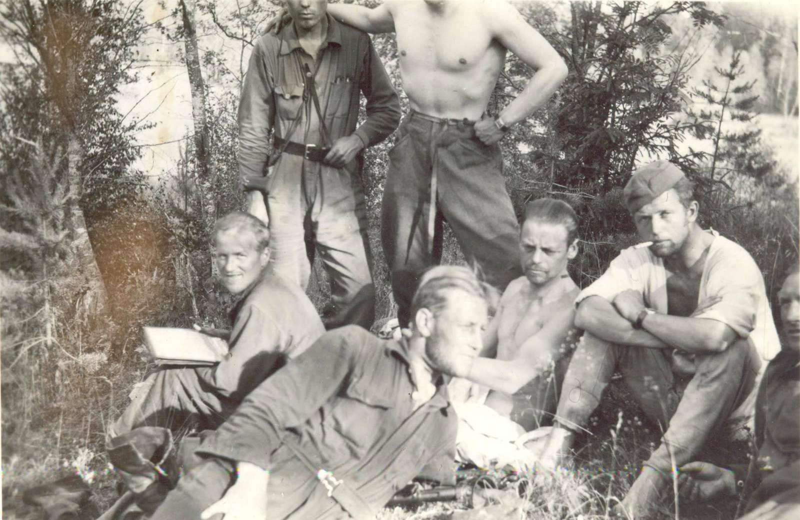 July 13, 1941. Tolvanen group is waiting for delivery of supplies by plane. Sitting: Juho Honkanen, Arvo Pikkanen, Antti Porvali, Eugen Wist and Mauri Kärpänen; standing: Muisto Lassila and Toivo Paavilainen