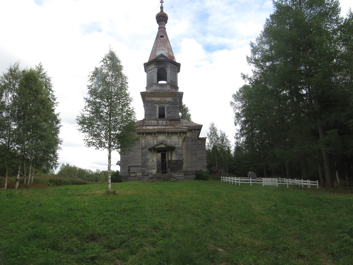 2019 год. Православная церковь и памятник воинам 1939-1944 годов