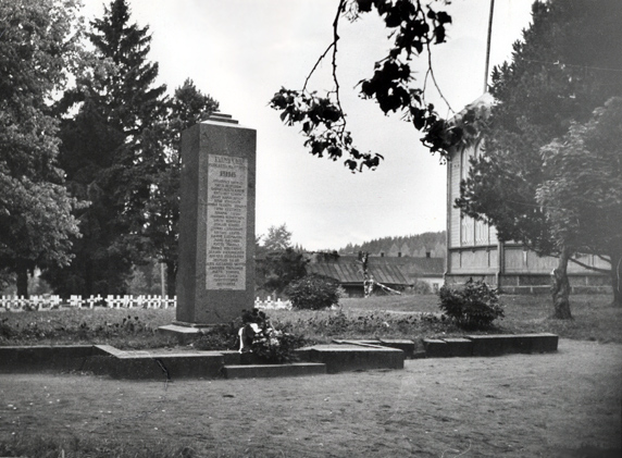 1944. Kurkijoki. Monument to the heroes of 1918 and graves of Finnish warriors of 1939-1944
