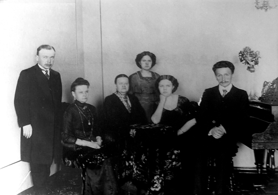 Mid 1910's. Kuttujeff family: Georgy Vasilevich, Anna Vasilevna, Anna Stepanovna, Vera Vasilevna, Maria Vasilevna and Vladimir Vasilevich
