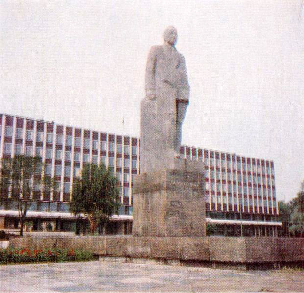 1980-luvun alussa. Kuusisen patsas Petroskoissa