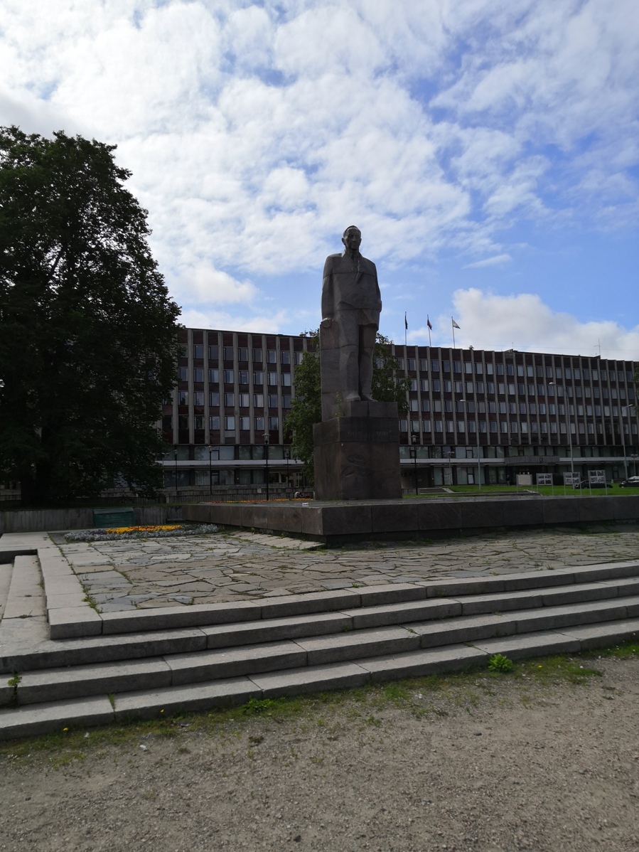 Heinäkuu 2019. Kuusisen patsas Petroskoissa