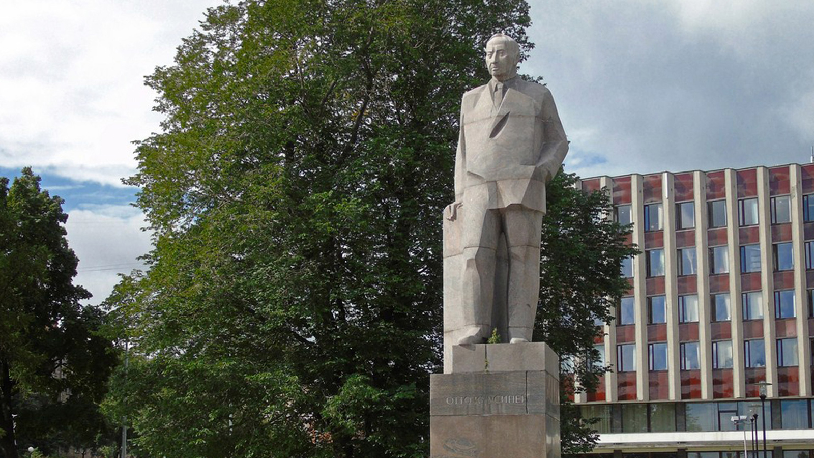 Конец 2010-х годов. Памятник Куусинену в Петрозаводске