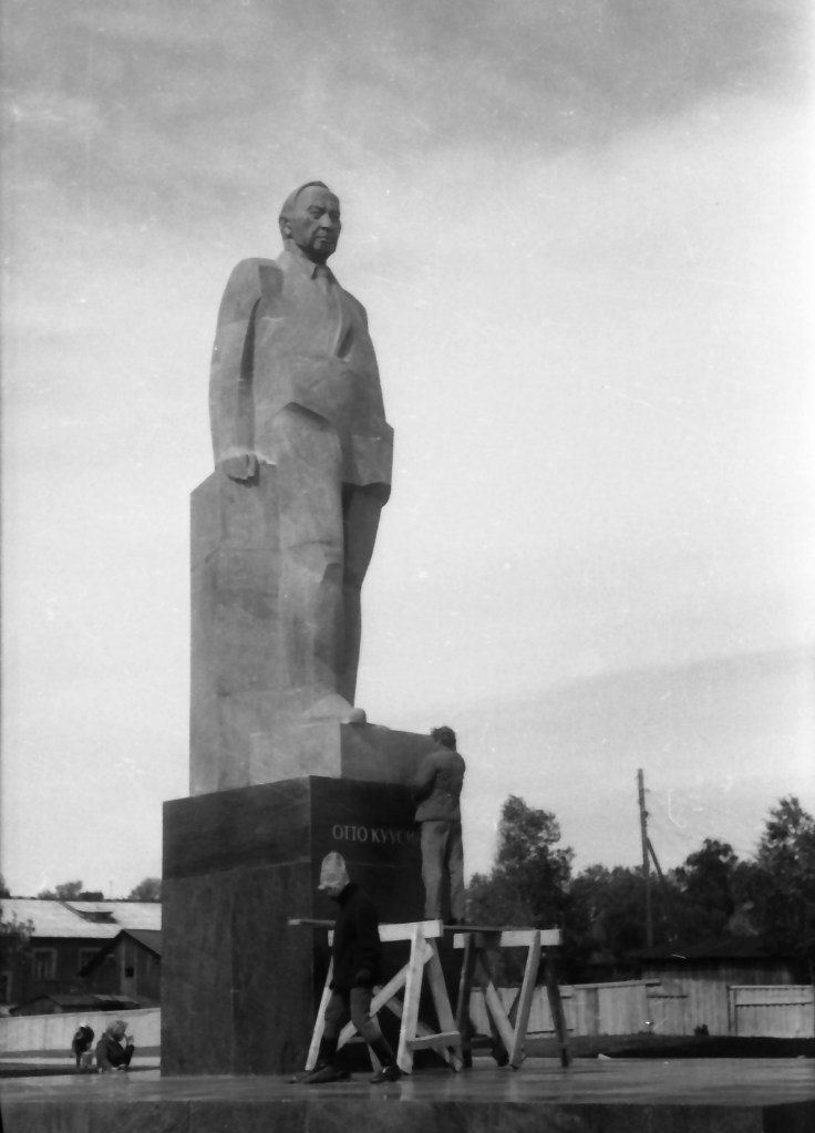 Kesäkuu 1973. Kuusisen patsas Petroskoissa