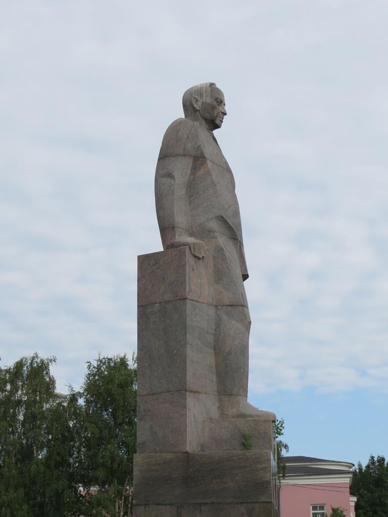 27 июля 2018 года. Памятник Куусинену в Петрозаводске