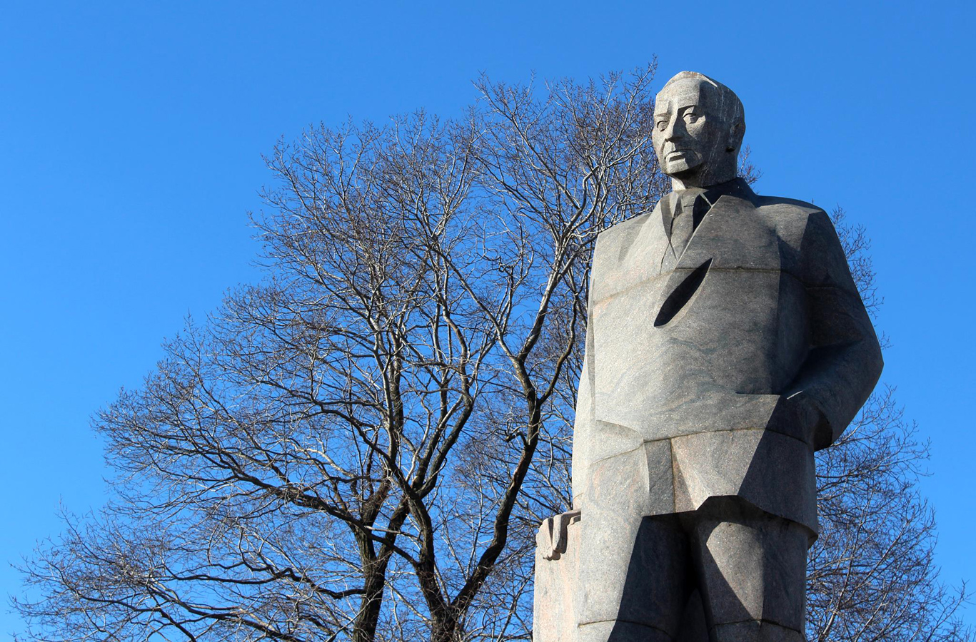 Апрель 2019 года. Памятник Куусинену в Петрозаводске