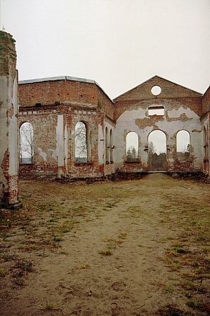 Toukokuu 1999. Kirkon rauniot