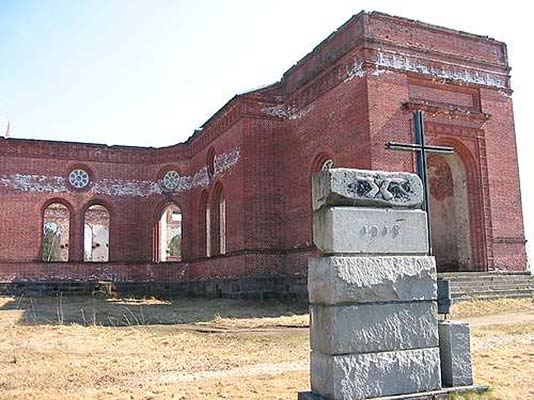 Июль 2004 года. Памятный крест и руины церкви