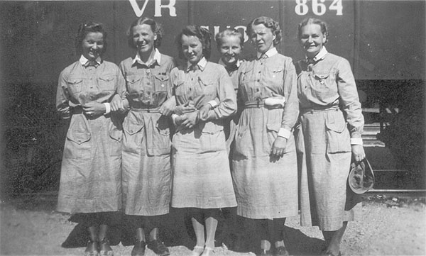 Июль 1942 года. На поезде по Карелии. Райла Викаярви - слева