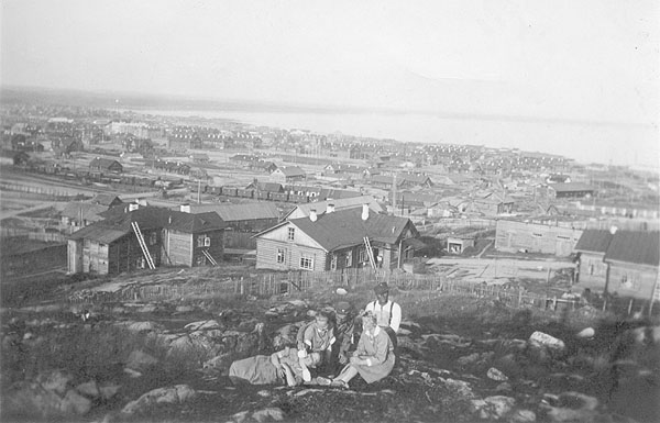 Medvezhegorsk. The photograph shows Lotta-Svärd nurses from Field Hospital 27 (KS27). Raila Vikajärvi is sitting down at the right hand side of the photo just below the Finnish soldier