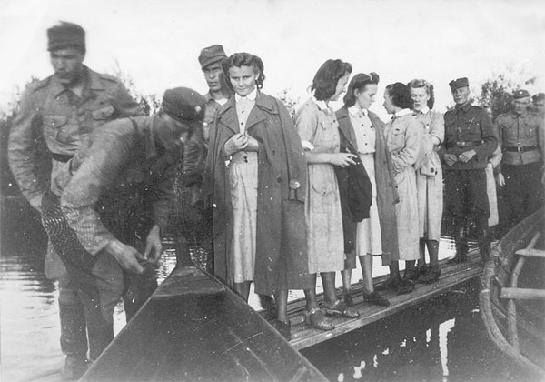 16 августа 1942 года. На причале. Лотты с солдатами направляются на танцы