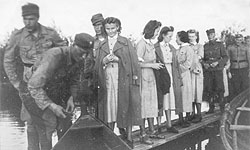 16. elokuuta 1942. Löylyhovin rannassa. Lotat ja sotilaat menossa tansseille
