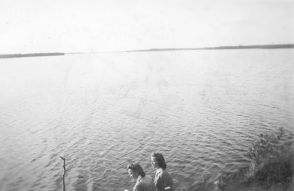 1942. Lotta Raila Vikajärvi and her friend from Rovaniemi on the shore of Lake Semsäjärvi