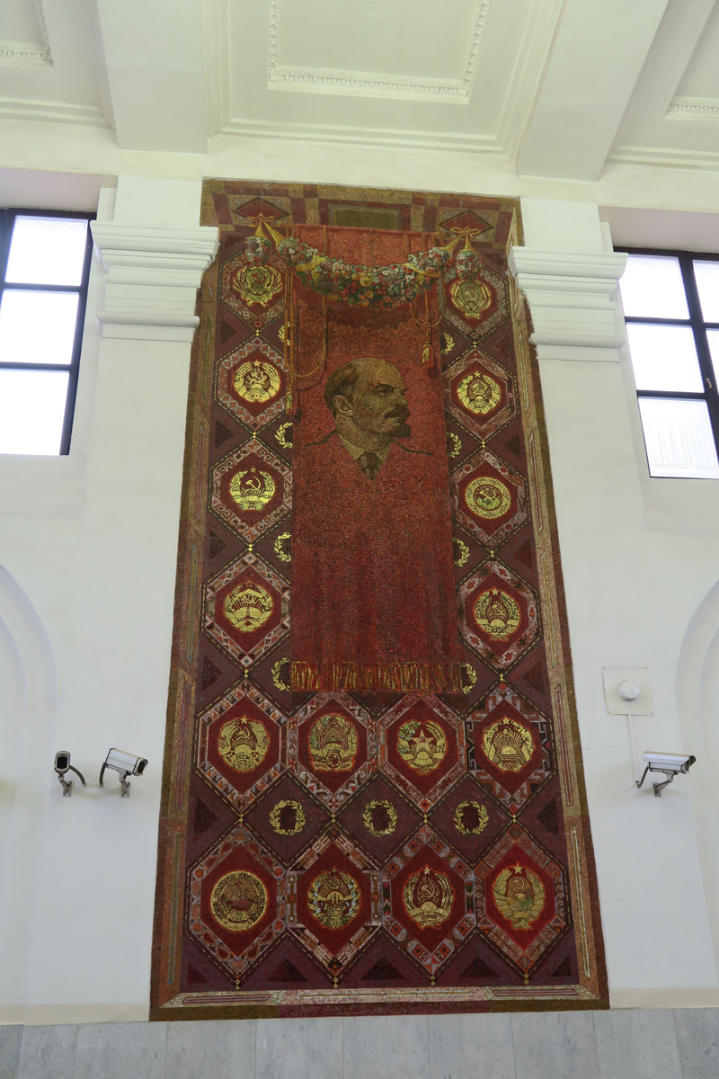 2017. Taiteilija Georgi Rublevin tekemä V.I.Lenin -mosaiikkipaneeli Dobryninskajan metroaseman lippuhallissa
