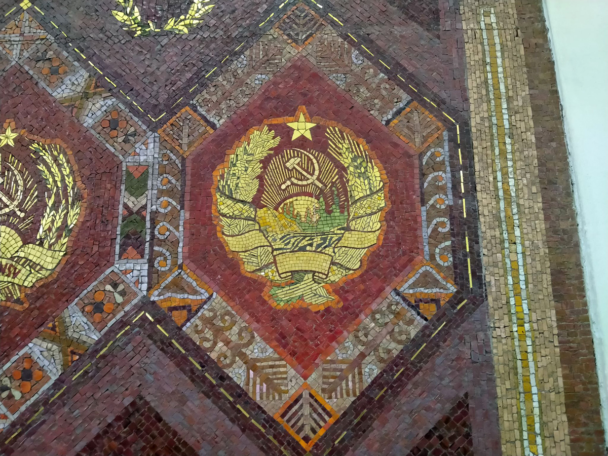 January 29, 2020. The Coat of Arms of the Karelian-Finnish SSR in the entrance to the Dobryninskaya Metro Station